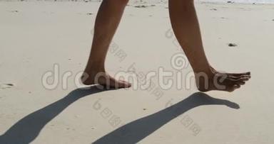 女腿在沙滩特写镜头上<strong>行走</strong>，女熊脚在沙滩上<strong>行走</strong>